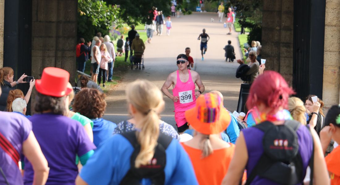 race-runner-through-abbey-gate-10k
